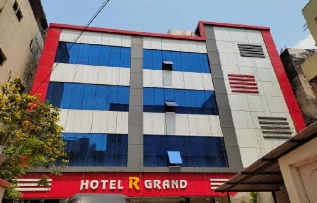 Oyo Flagship 80855 Hotel R Grand Vijayawada Ngoại thất bức ảnh
