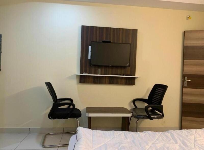 Oyo Flagship 80855 Hotel R Grand Vijayawada Ngoại thất bức ảnh
