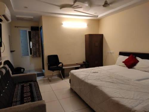Oyo Flagship 80855 Hotel R Grand Vijayawada Ngoại thất bức ảnh