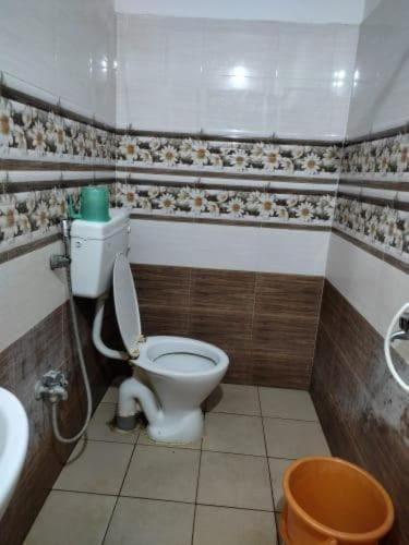 Oyo Flagship 80855 Hotel R Grand Vijayawada Ngoại thất bức ảnh
