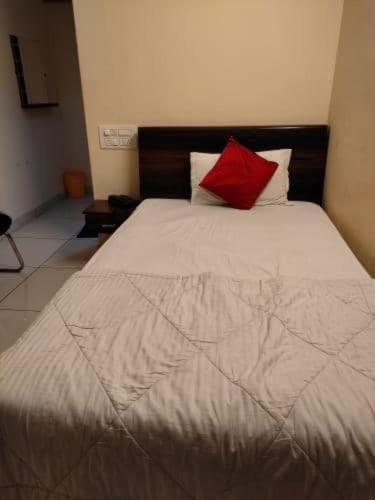 Oyo Flagship 80855 Hotel R Grand Vijayawada Ngoại thất bức ảnh