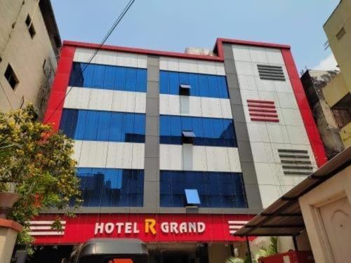 Oyo Flagship 80855 Hotel R Grand Vijayawada Ngoại thất bức ảnh