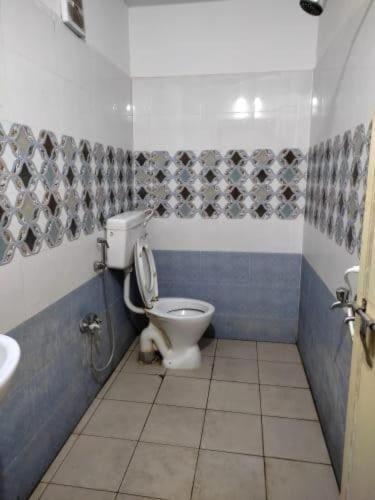 Oyo Flagship 80855 Hotel R Grand Vijayawada Ngoại thất bức ảnh
