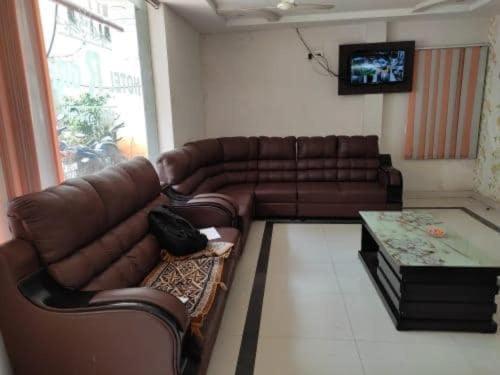 Oyo Flagship 80855 Hotel R Grand Vijayawada Ngoại thất bức ảnh
