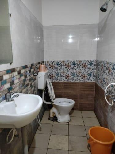Oyo Flagship 80855 Hotel R Grand Vijayawada Ngoại thất bức ảnh
