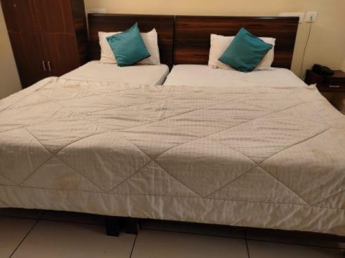 Oyo Flagship 80855 Hotel R Grand Vijayawada Ngoại thất bức ảnh